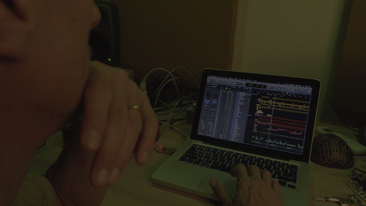 Tela de DAW aberta sobre notebook em uma sessão de produção musical