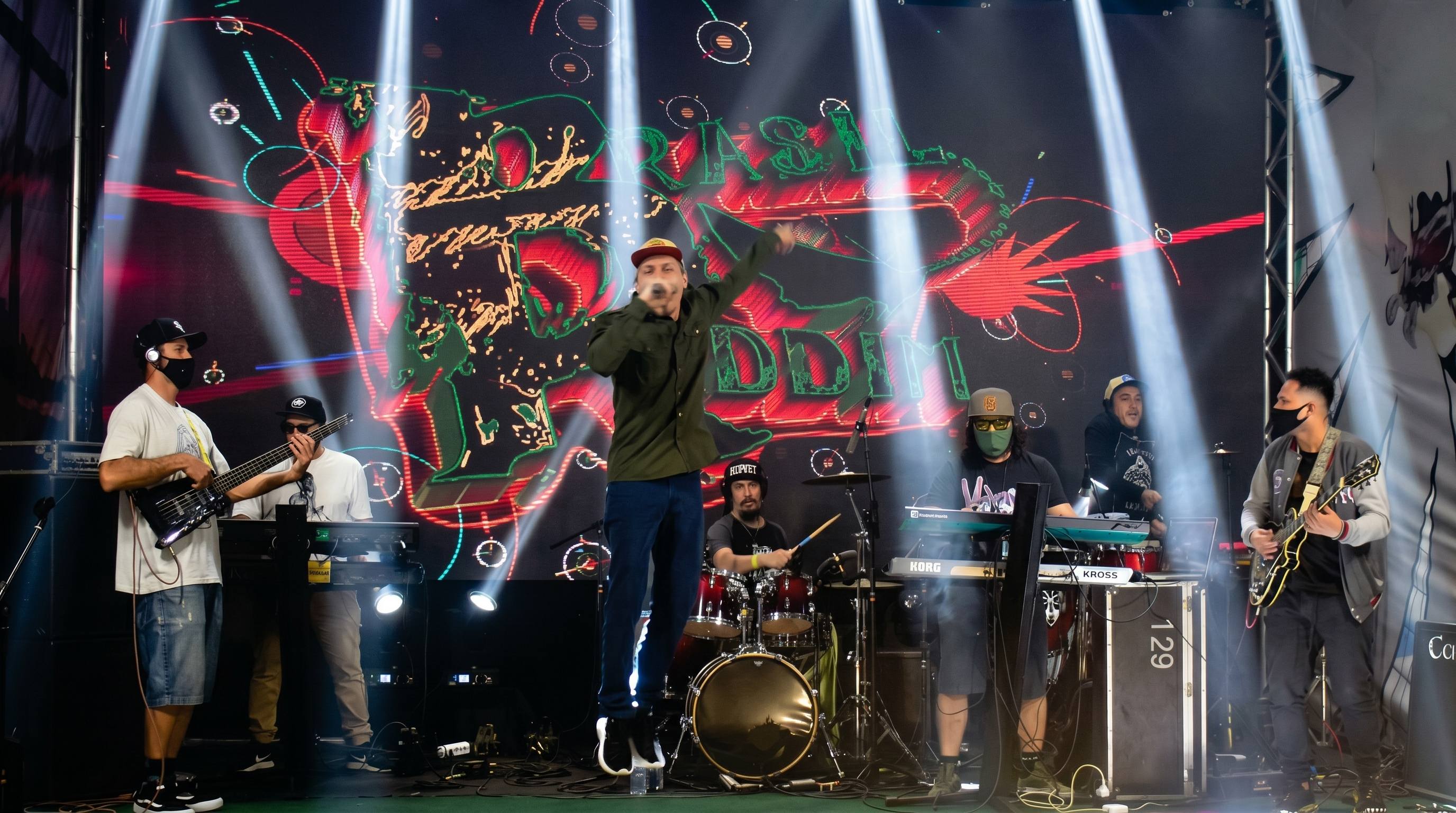 Brasil Riddim em retrato promocional ao ar livre, com identidade visual da banda ao fundo